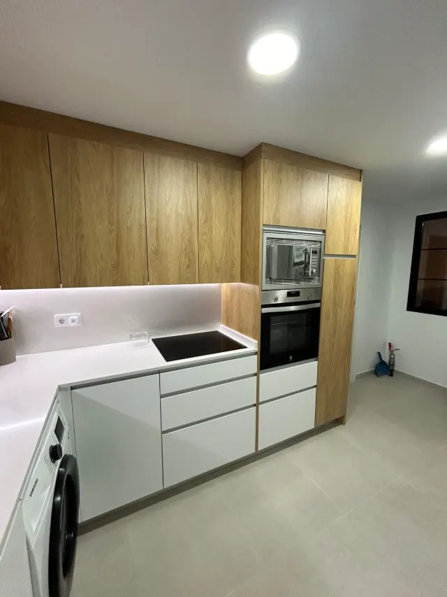 Cocina reformada con columnas de roble