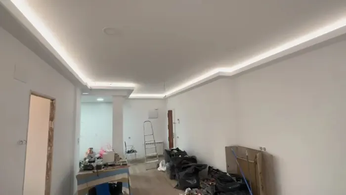 Techo de pladur con foseado e iluminación LED perimetral durante la obra